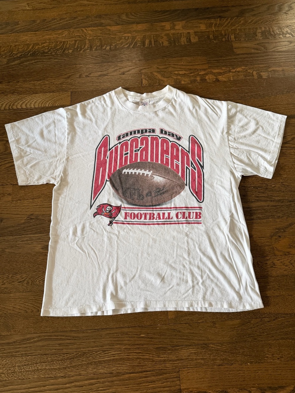 tampa bay buccaneers 90s football tee shirt